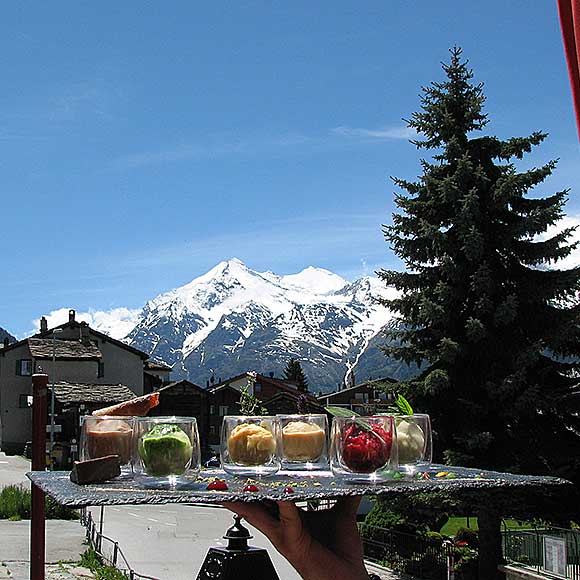 Gartenterasse mit Blick auf das Weisshorn und andere 4000er Berge